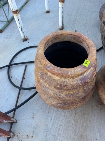 Large flower pot... 24in x 15in Must bring help to load