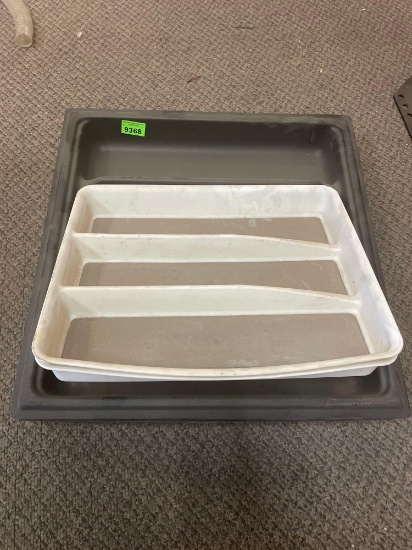 3 plastic trays