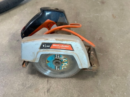 1 1/2 horse, black and decker Skil saw