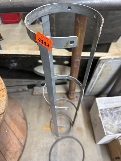 Round metal holding device