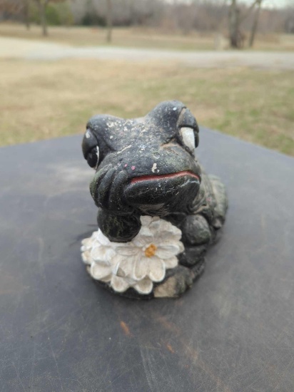 Frog Yard Statue