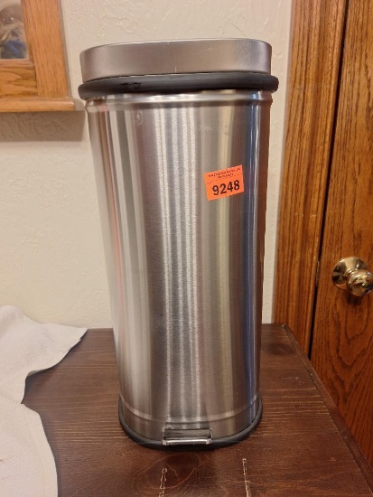 small trashcan- bathroom size.