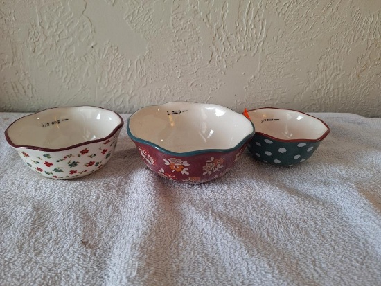 Pioneer woman measuring cups