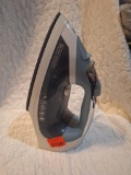 Steam iron with the cord that retracts into the iron base