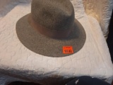 Liz Claiborne hat