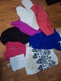 Mixed lot of women_s clothing sizes vary.