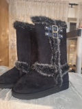 Black winter boots size 6 fur lined