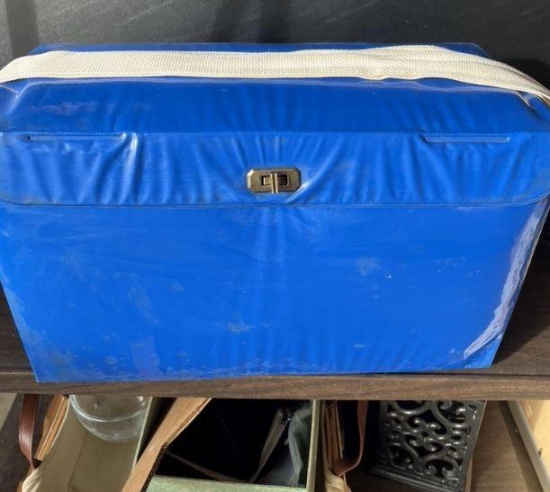 Vintage Tupperware picnic basket and contents