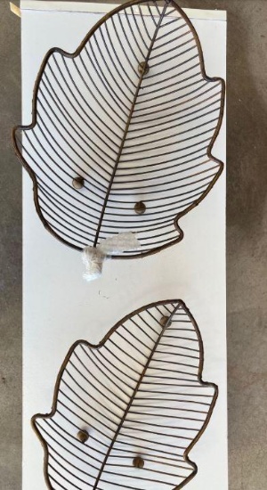 2 leaf-shaped bowls