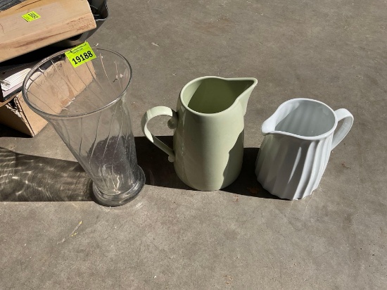 One vase two pictures