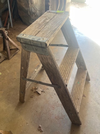 2 step wooden step ladder