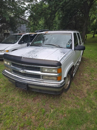 1997 Chevy Tahoe. 221940 Miles. Needs Battery and Starter. Could Not Start. 5.7 Liter V-8 Engine.