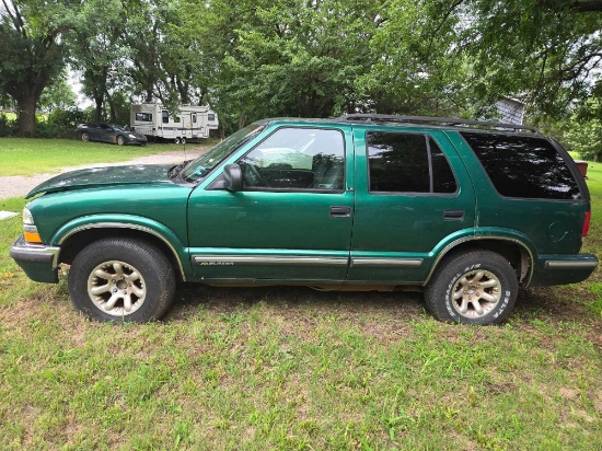 1999 Chevy Blazer. Runs Good but needs Battery and Fuel Pump. 4.3 Liter, V6 -Vortec Engine. With