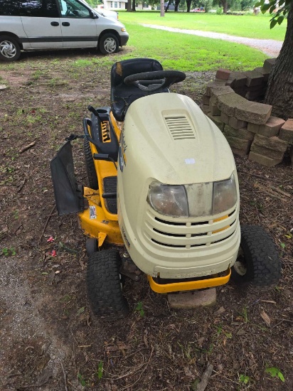 Cub Cadet Lt 1018 Hydrostatic Drive Riding Mower. Briggs and Stratton, 18.5 ELS 500 Engine. Looks