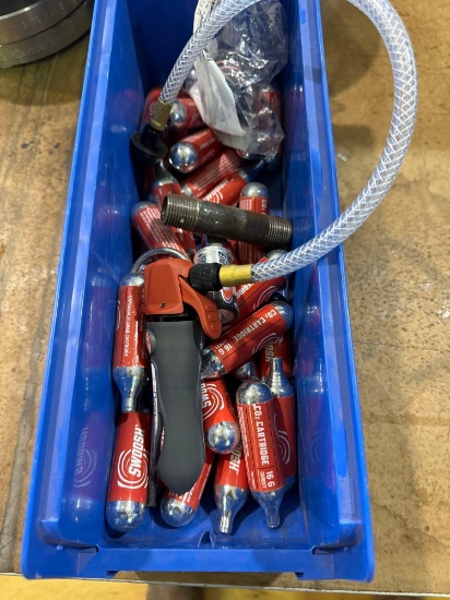 Drain gun with CO2 cartridge