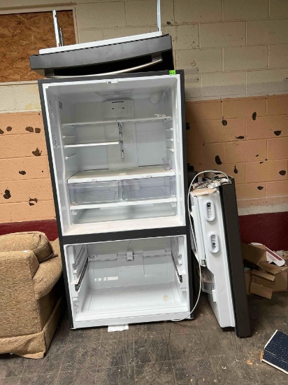 GE fridge - doors need to be put on Must bring help to load