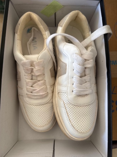 2 pair of womens shoes size in photos