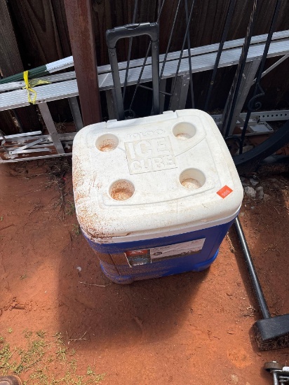 Igloo ice cube rolling cooler