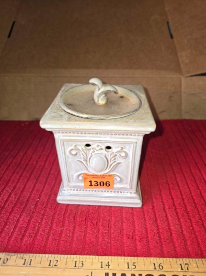 Ornate Counter Candle/Wax Warmer.