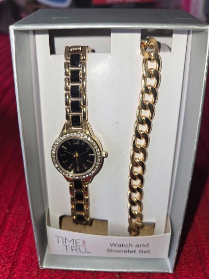 Time and Tru Watch and Bracelet Set. New in Box.