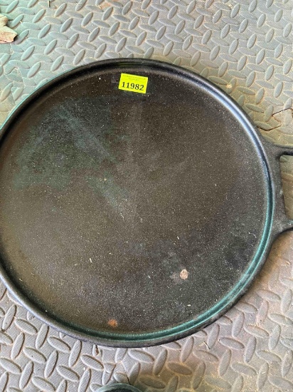 Lodge cast iron pizza pan