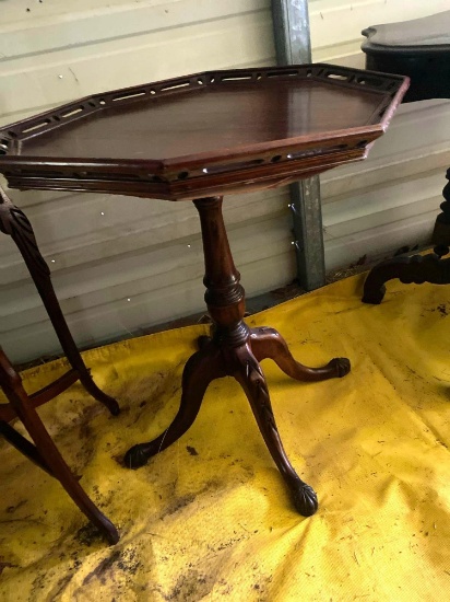 Antique tea table Measurements and photo