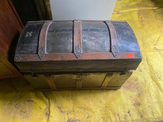 Antique steamer trunk Measurements in photo Buyer to bring help to load