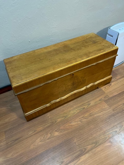 Roo'sCedar chest Measurements in photo Buyer to bring help to load