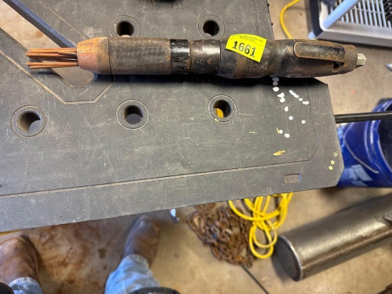 Pneumatic wire brush