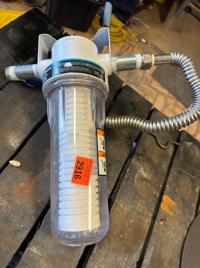 Water filtration housing and filter
