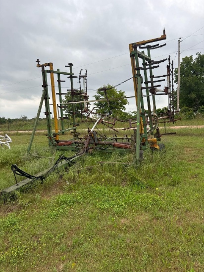 30 foot chisel plow John Deere , must bring something to load it with