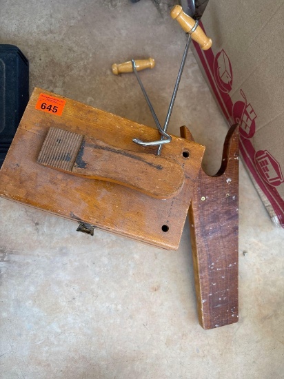 Ronson show some box with items