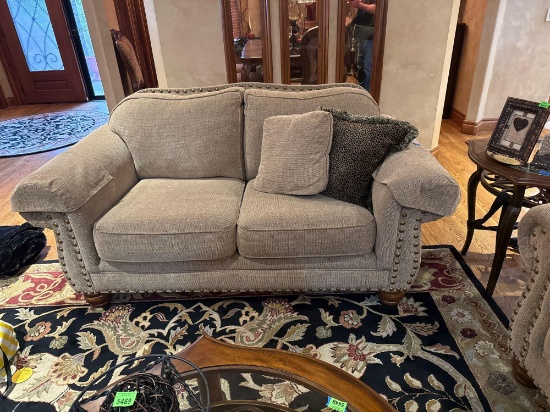 2 love seats comes with pillows