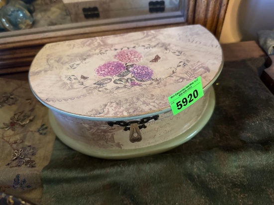 Jewelry box