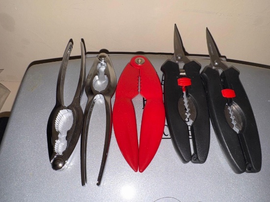 Seafood cracker tools, Plastic spoons and forks, straws, wire Container, plastic cups