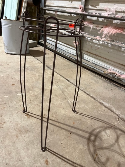 Wire plant holder