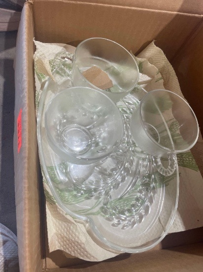Serving tray with mugs Snack set
