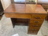 Vintage Sewing machine in Cabinet