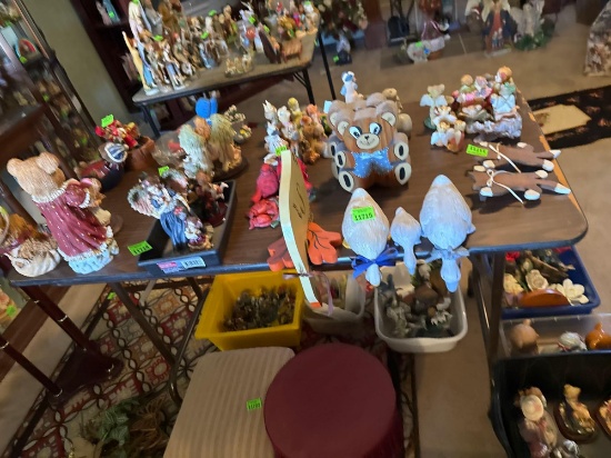 Folding table, itemss on table are not included