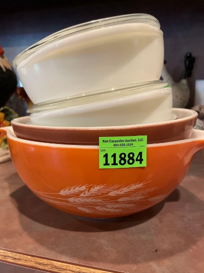 5 Pyrex bowls, 2 with lids