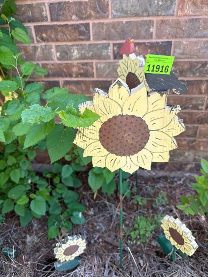 9 Sunflower yard decor