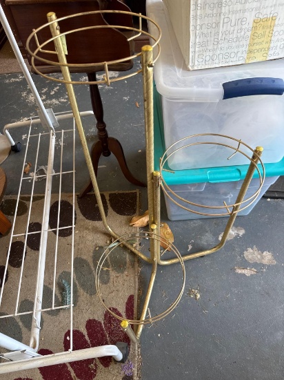 Plant stand yellow tone