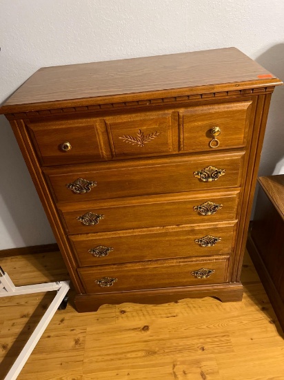 Broyhill 5 drawer dresser Measurements in photos Buyer responsible loading and moving