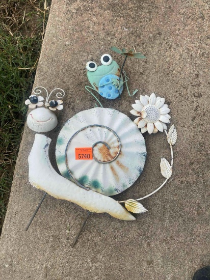 Snail outside wall decore and metal frog