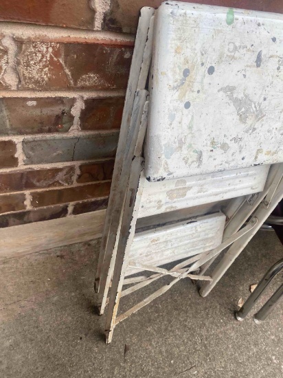 Metal step ladder