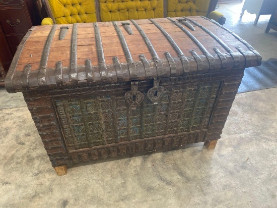 Beautiful chest Must bring help to load