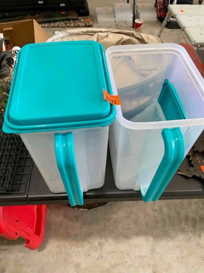2 plastic containers with lids