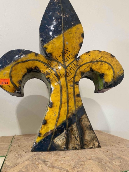 Feur de lis metal table decor