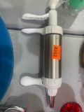 Cake decorating syringe