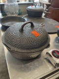 Cast iron Dutch oven Chipped lid